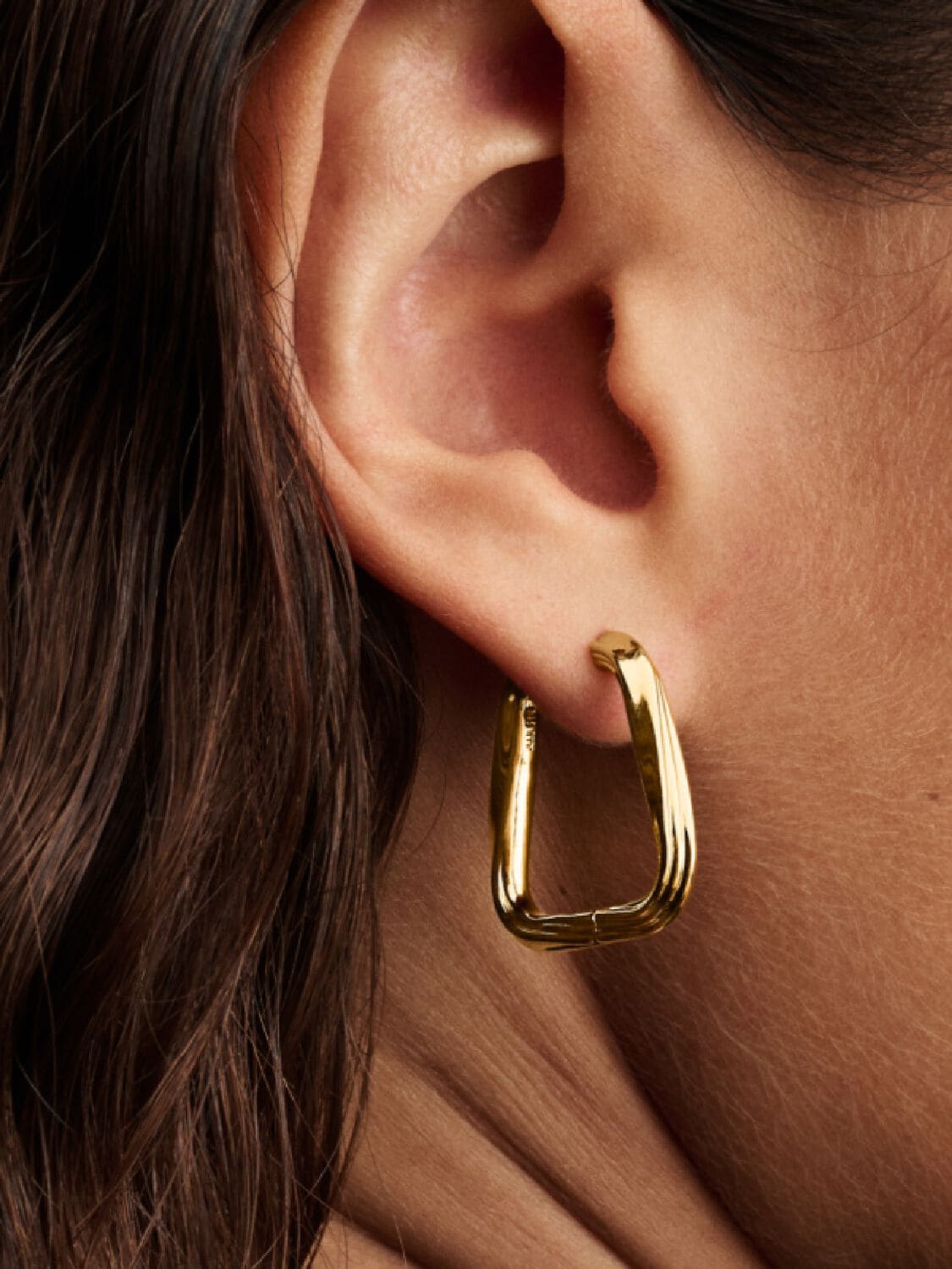 Los nuevos pendientes de aro grandes triángulo trenzado con recubrimiento en oro de 14 kt de Pandora