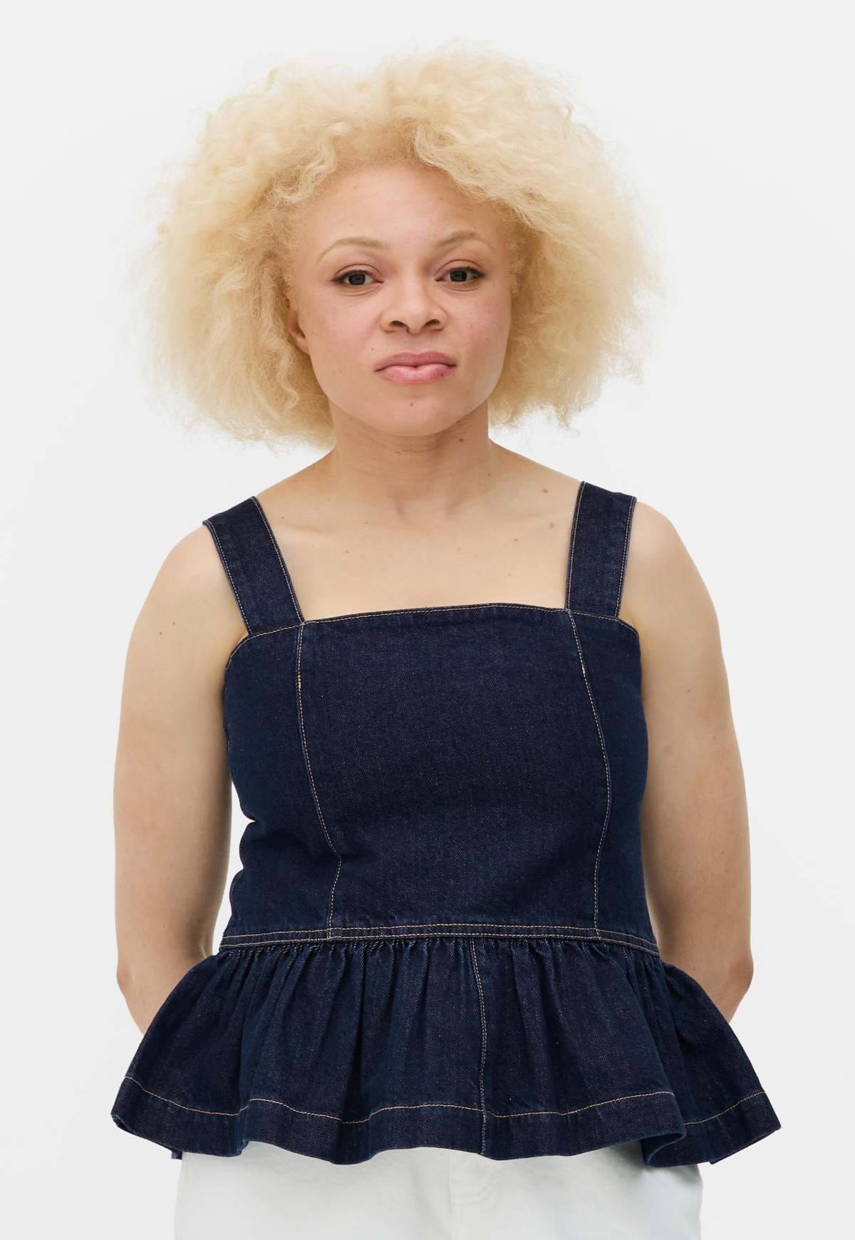 Camiseta vaquera con sobrefalda y tirantes de Primark