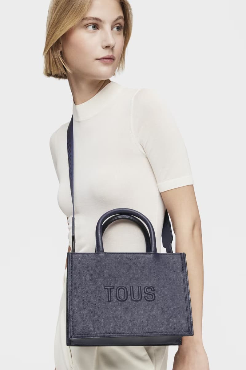 El bolso shopper mediano Amaya Brenda en color azul marino de Tous en Amazon