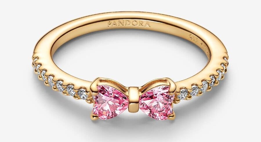 El nuevo anillo lazo rosa brillante de edición limitada de Pandora