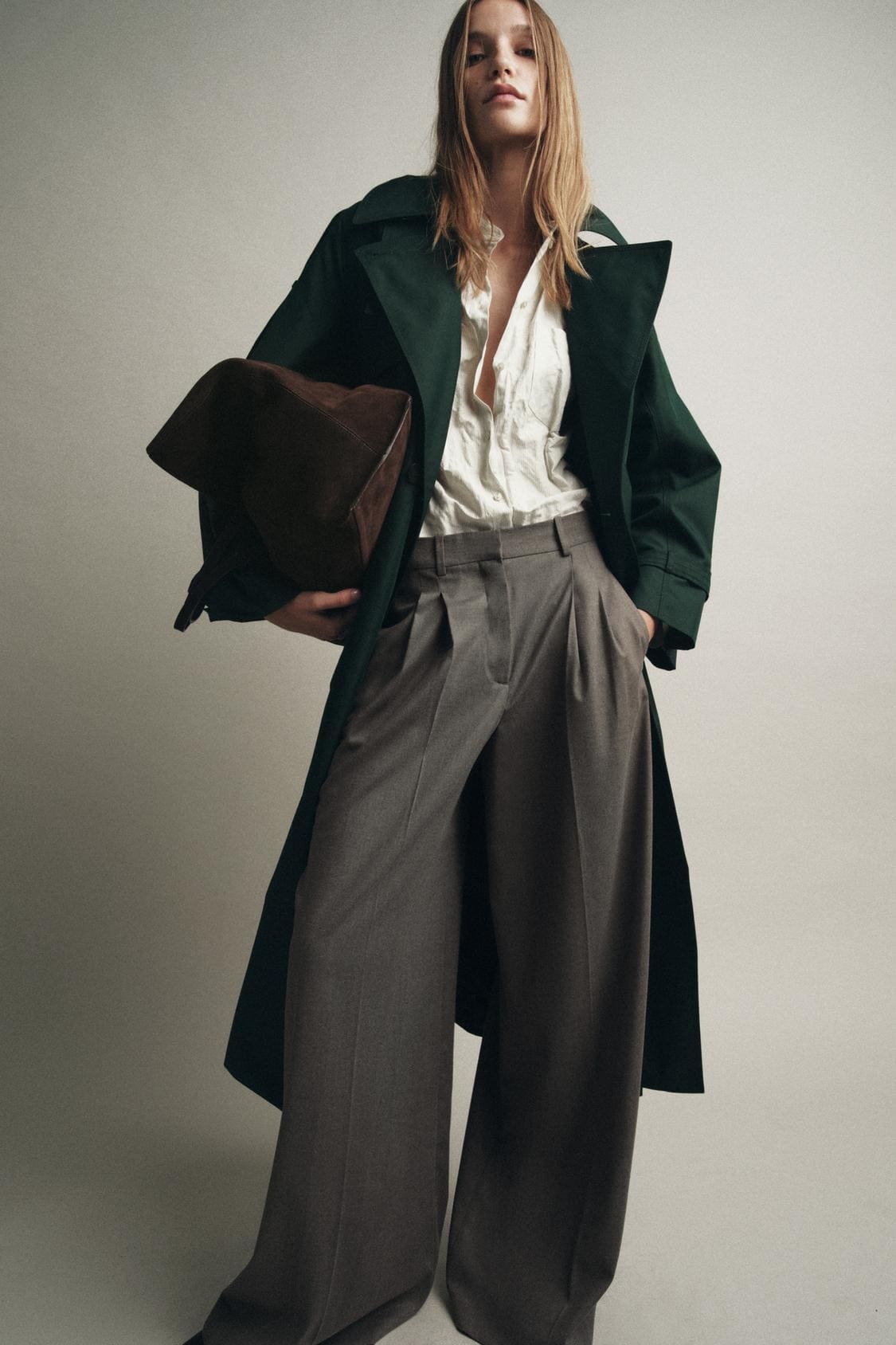 El pantalón de pinzas wide leg ZW Collection en color marrón vigoré de Zara