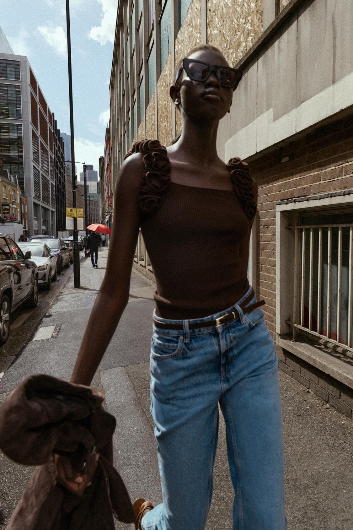 El top de punto de tirantes con flores en color marrón de Zara