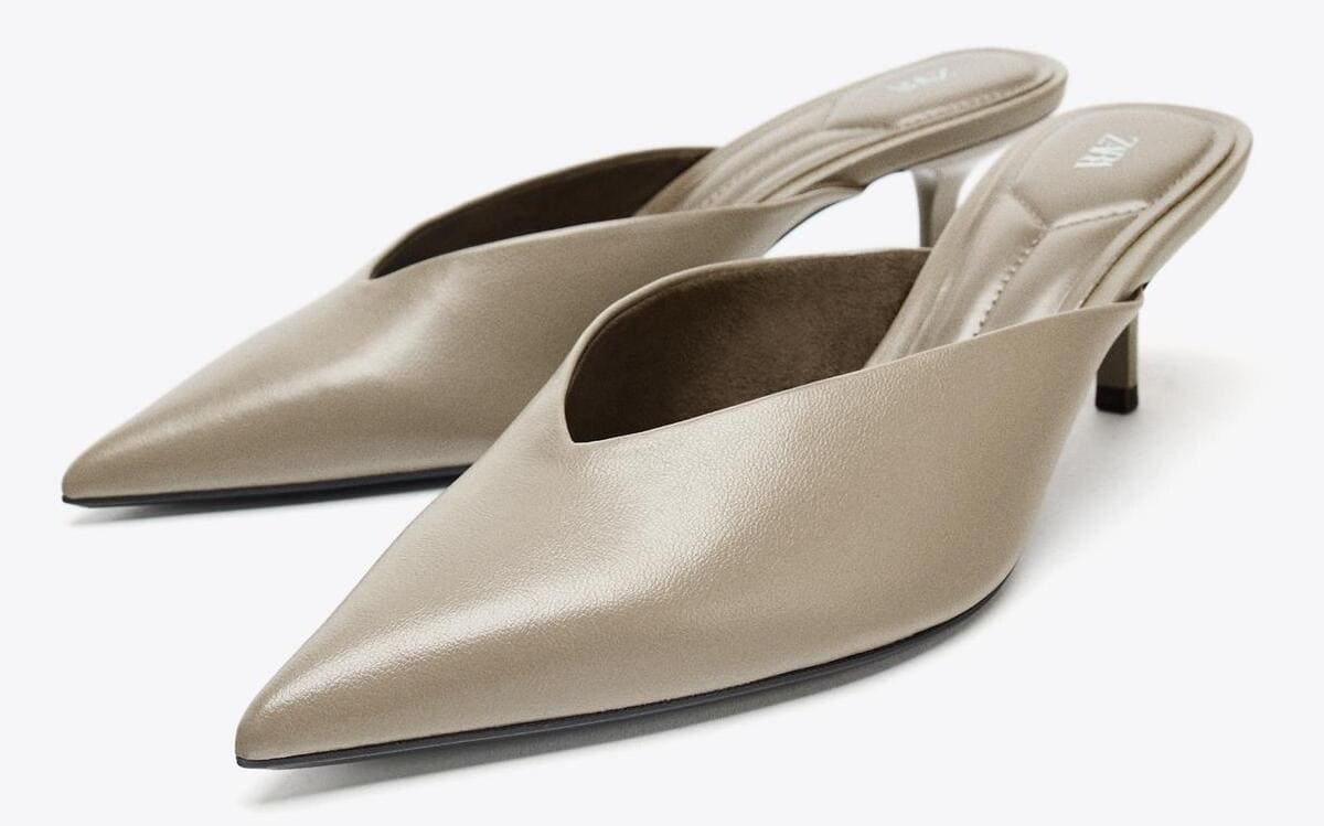 El zapato destalonado mule en color gris topo de Zara