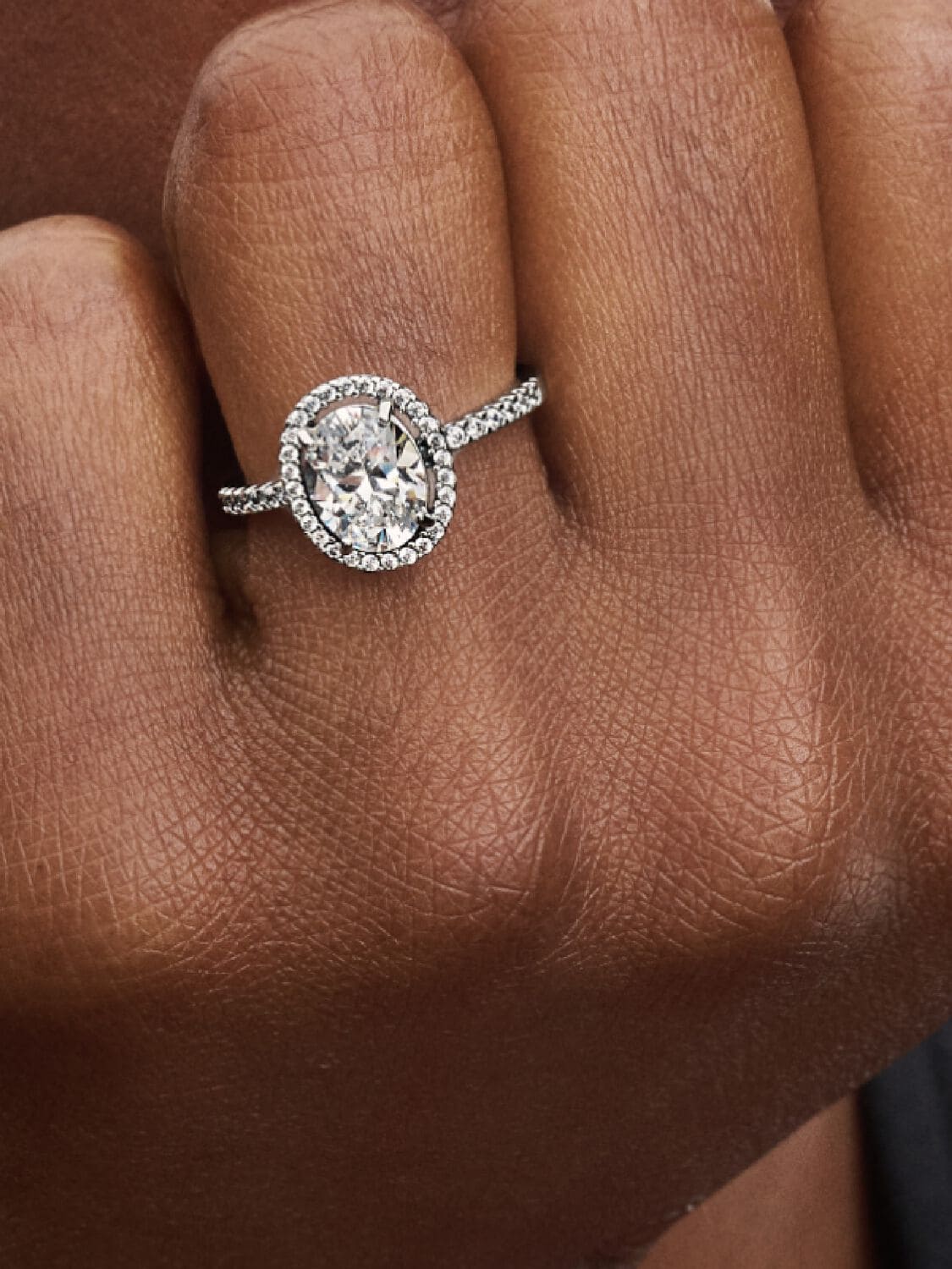 El nuevo anillo halo ovalado brillante de Pandora