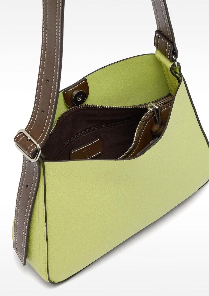 Bandolera con textura y cierre de cremallera en liso