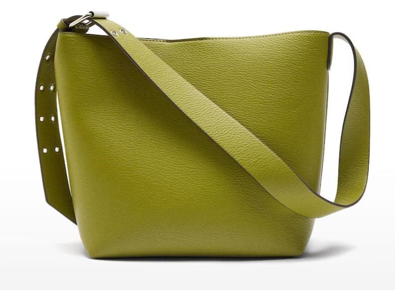 Bolso de hombro con asa de tachuelas y cierre imantado en liso