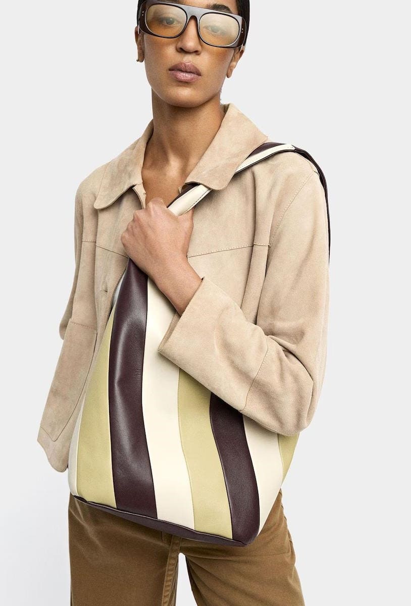 Bolso de hombro con cierre imantado y estampado de rayas