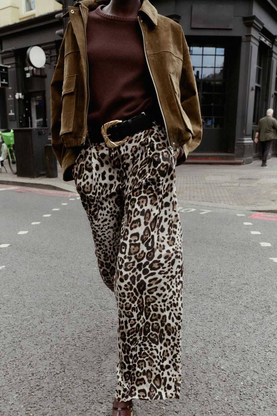 Pantalón ancho satinado cinturón de Zara