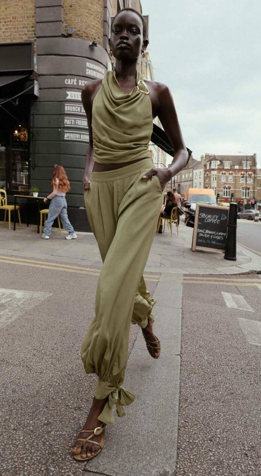 Pantalón bombacho bajo puño de Zara