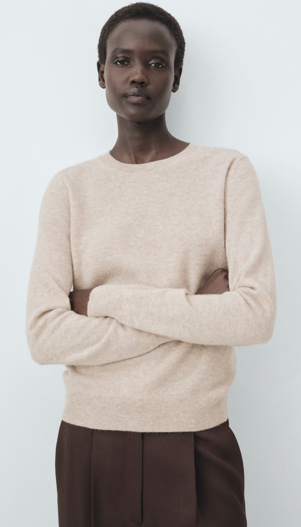 El jersey 100% cashmere en color gris claro pastel de Mango