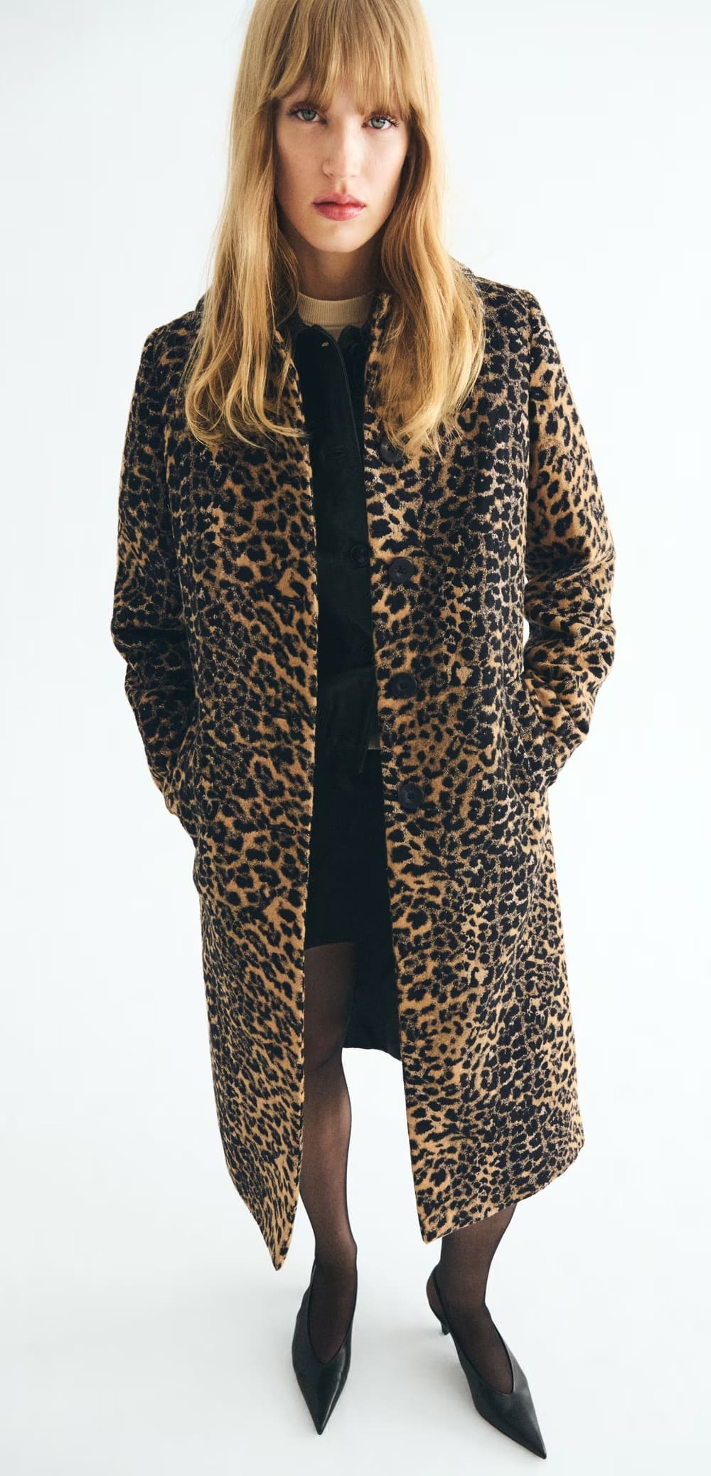 El nuevo abrigo largo de leopardo en color marrón medio de Mango