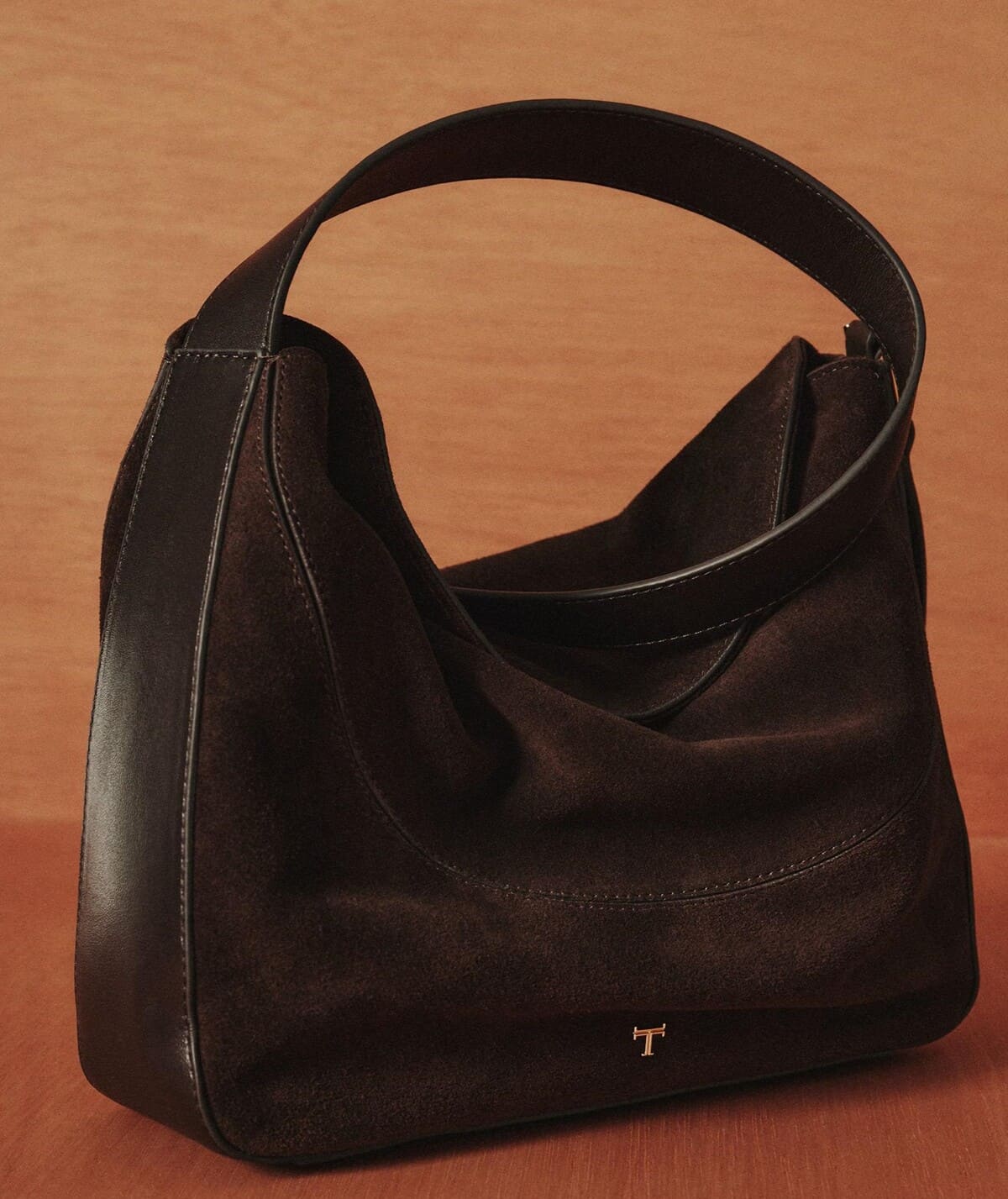 Bolso de ante con cierre de imán y largo ajustable