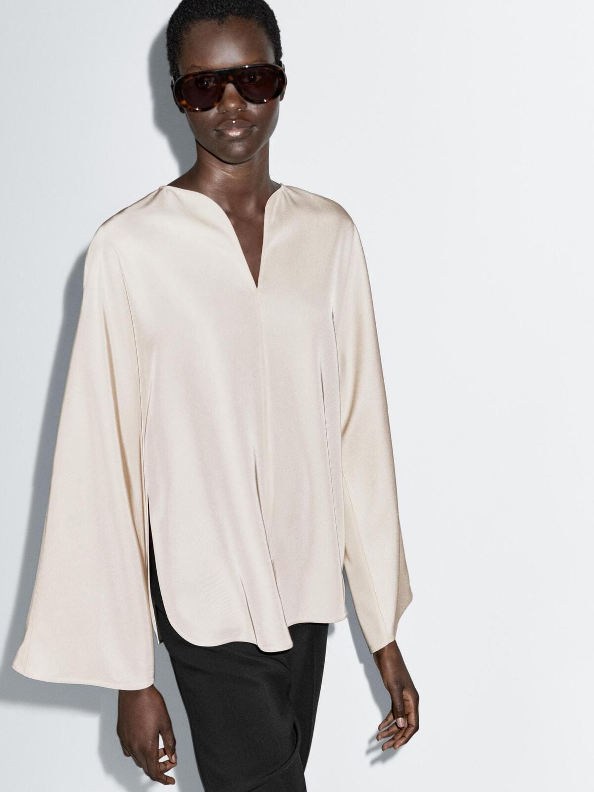 Blusa fluida con detalle de aberturas