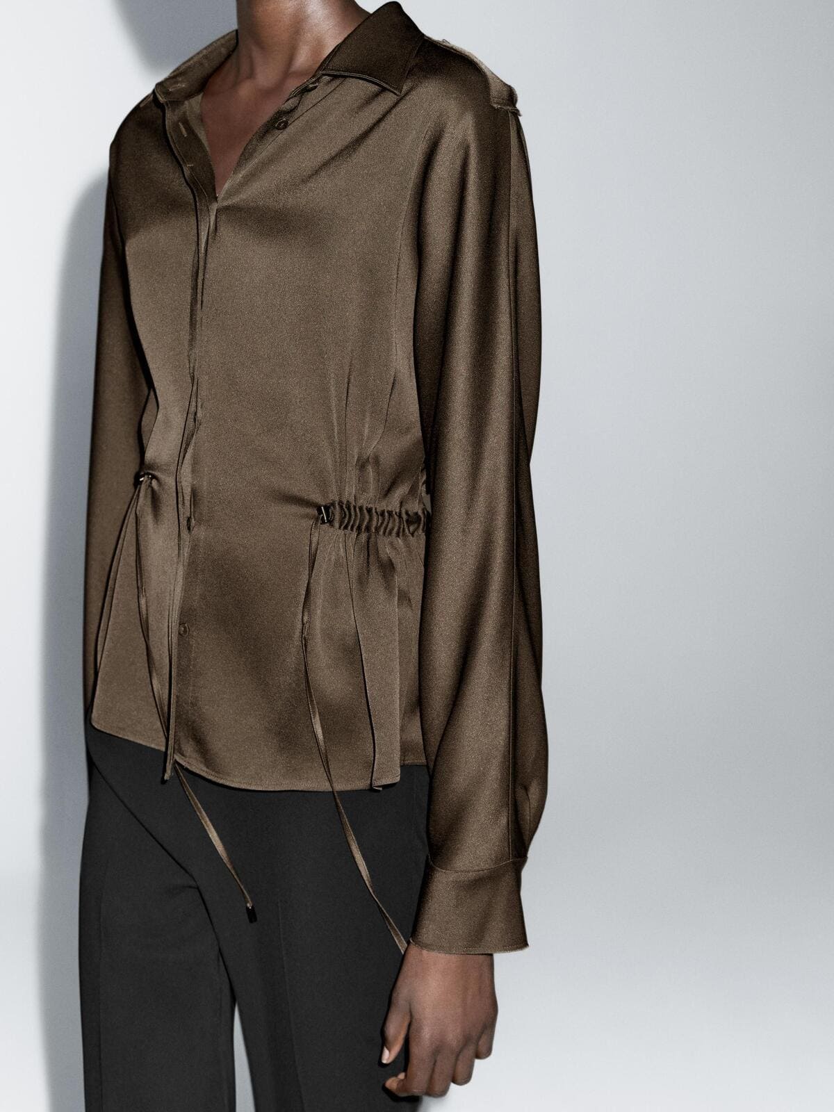 Camisa fluida con detalle en la cintura