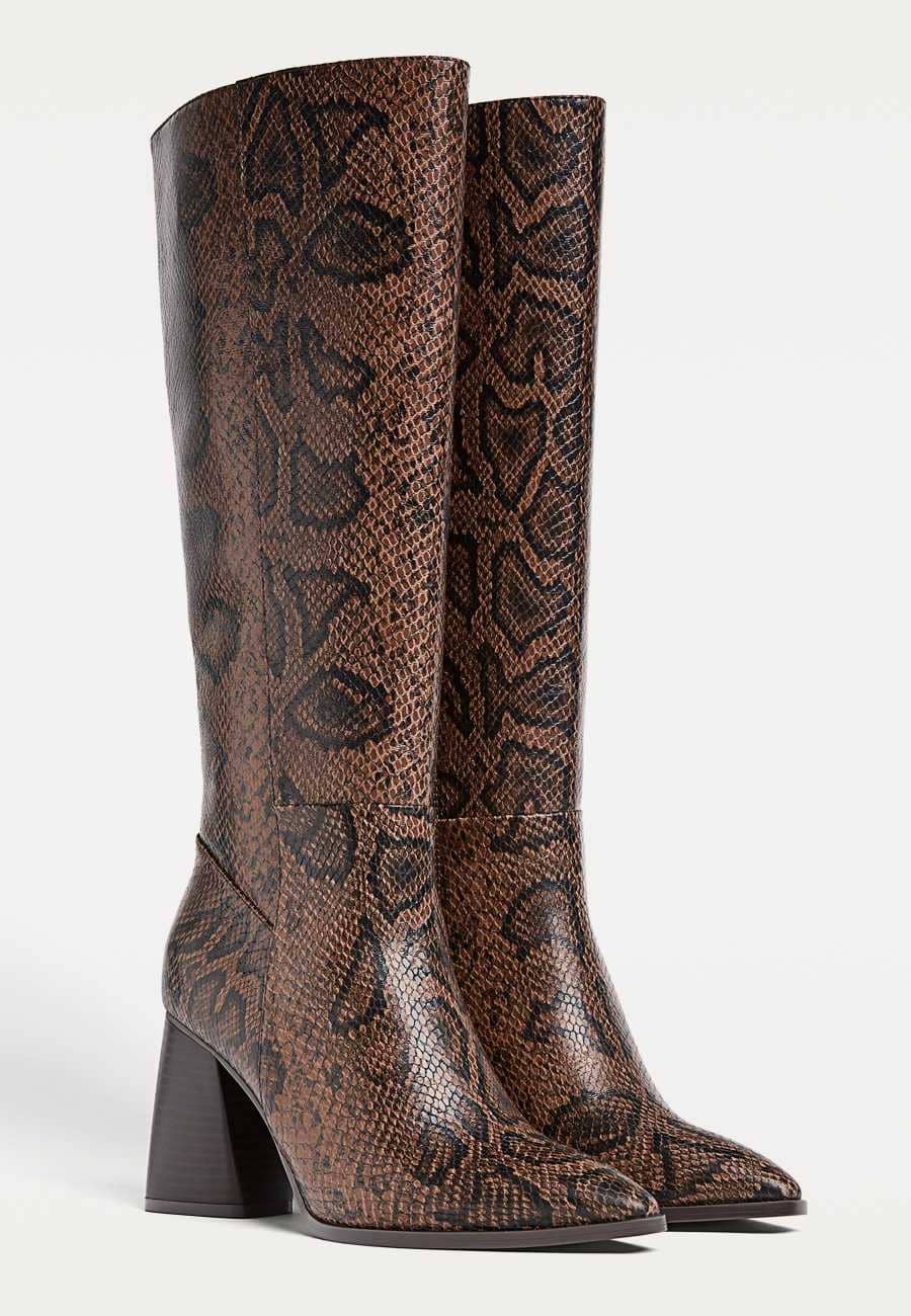 Bota alta tacón animal print de Stradivarius