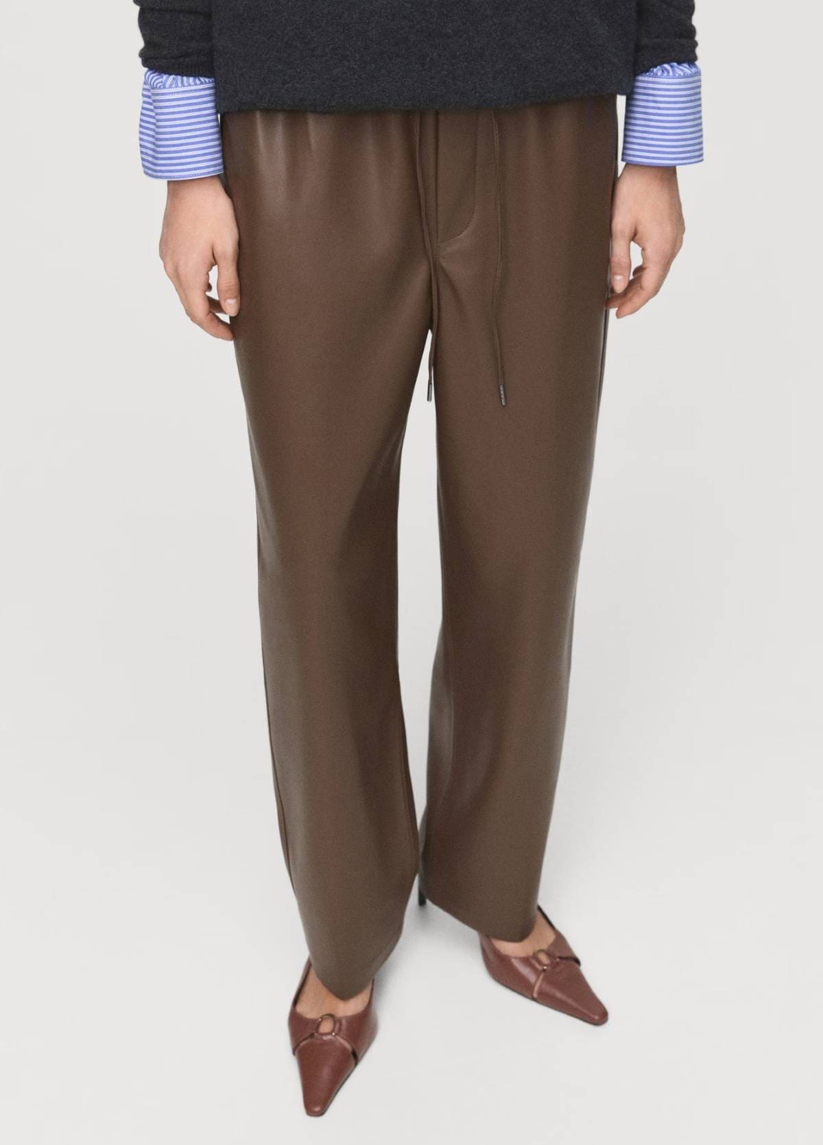 Pantalón cintura elástica efecto piel de Mango