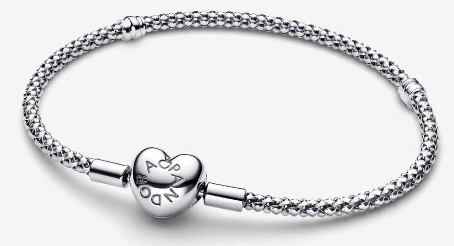 La nueva pulsera de Cadena de Tachuelas con Cierre de Corazón de edición limitada de Pandora