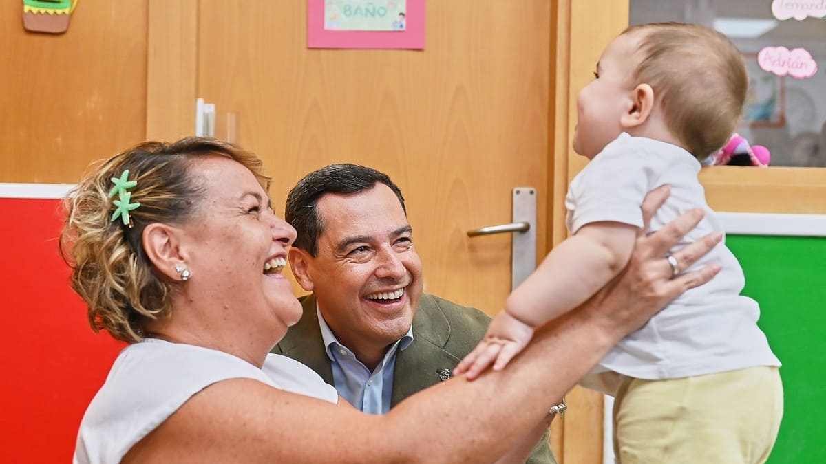 El presidente andaluz se ha mostrado muy cercano con los más pequeños | Salvador López Medina