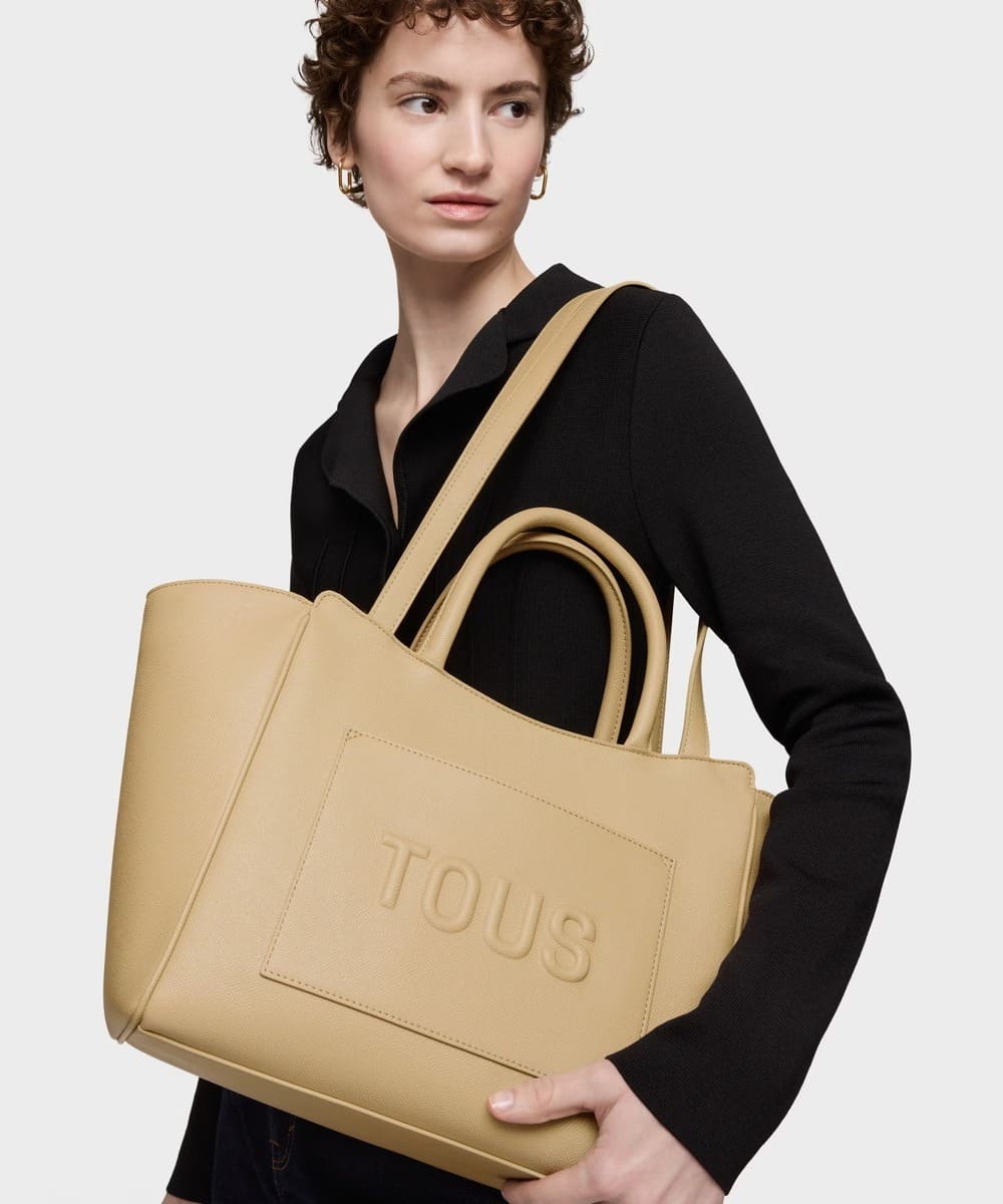 El nuevo bolso city mediano en color marrón arena Tous Brenda