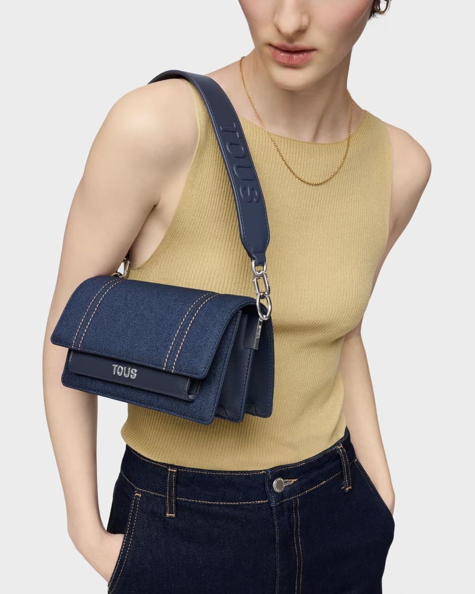 El nuevo bolso bandolera pequeña azul Audree Denim de Tous