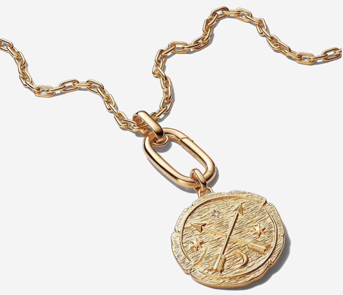 El nuevo conjunto de Collar Medallón de Flechas Cruzadas de Pandora