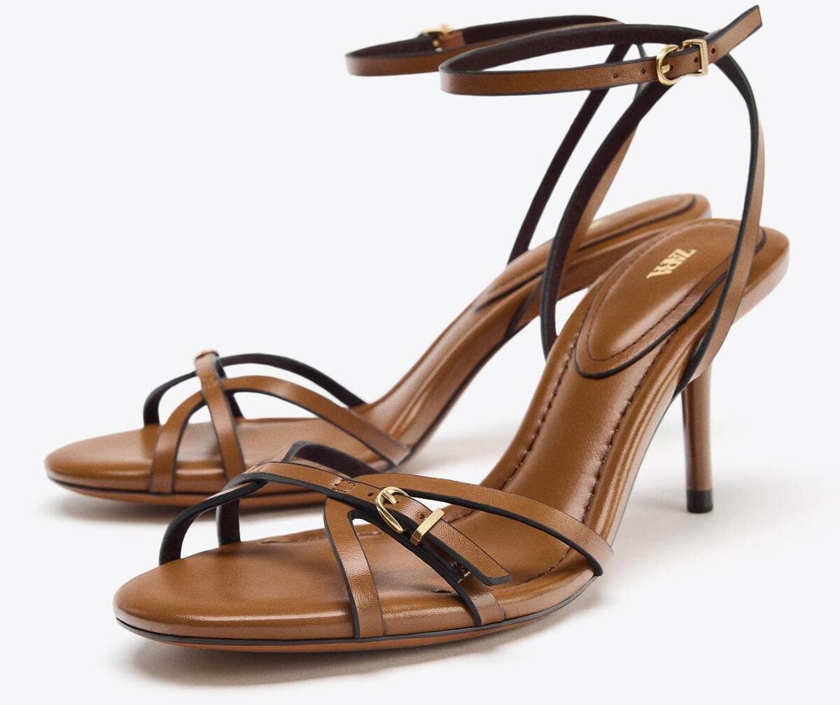 Las nuevas sandalias de tacón con tiras en color marrón de Zara