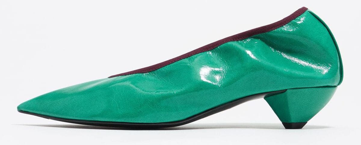 Los nuevos zapatos de salón con tacón bajo en piel verde de Bimba y Lola