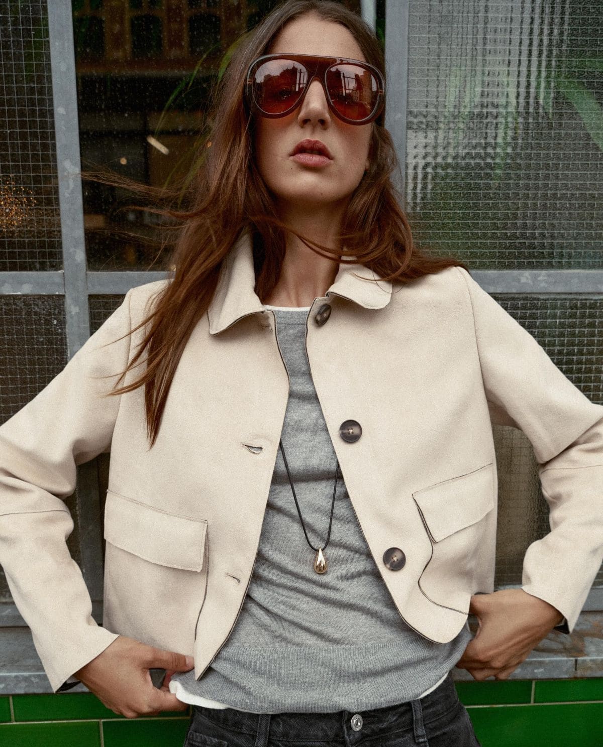 Cazadora corta efecto ante de Zara