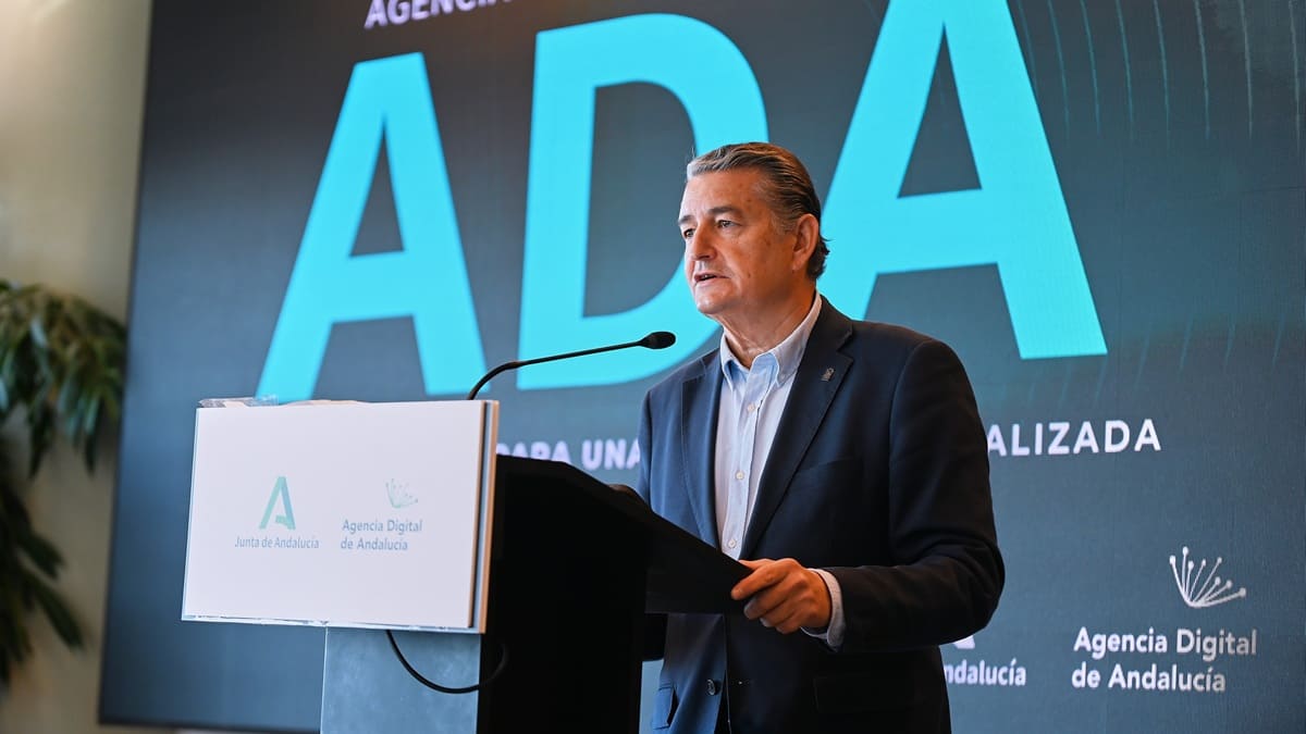 Sanz, durante su atención a los medios | Salvador López Medina