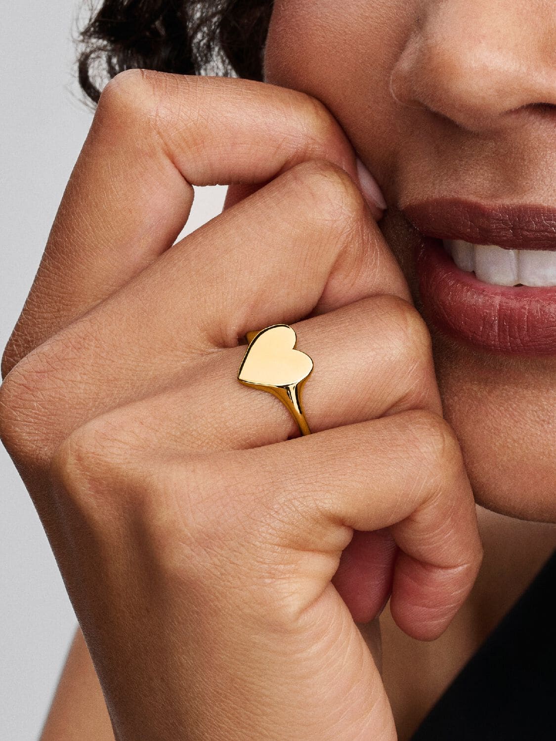 El nuevo anillo Corazón Grabable en oro de 14 kt de Pandora