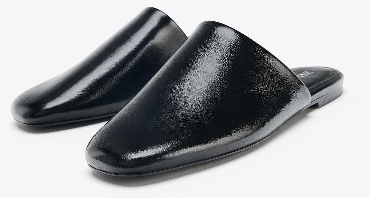 El zapato destalonado de piel en color negro de Zara