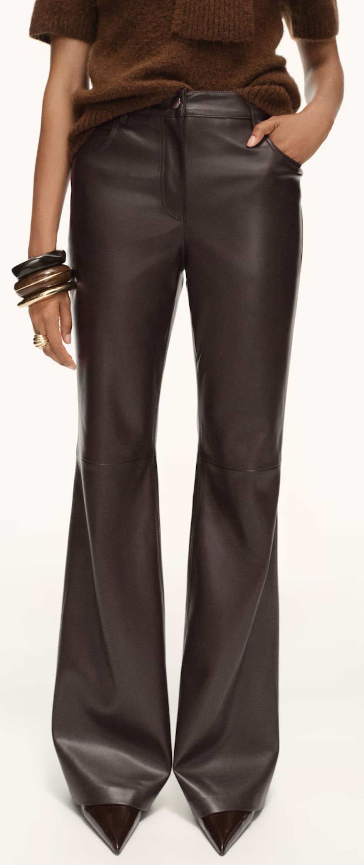 Pantalón flare efecto piel de Mango