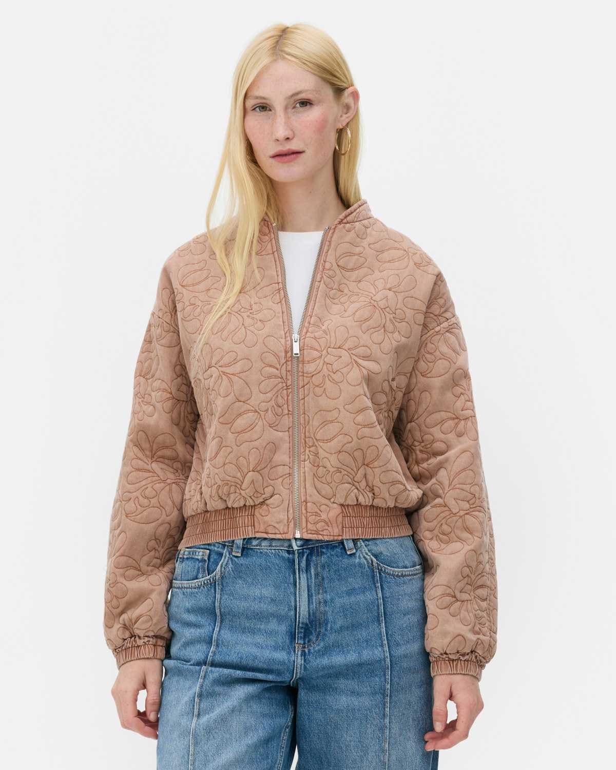 Bómber acolchada con flores de Primark