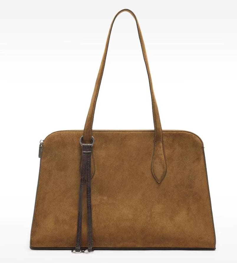 Bolso de hombro acharolada con cierre de cremallera y asa de tachas