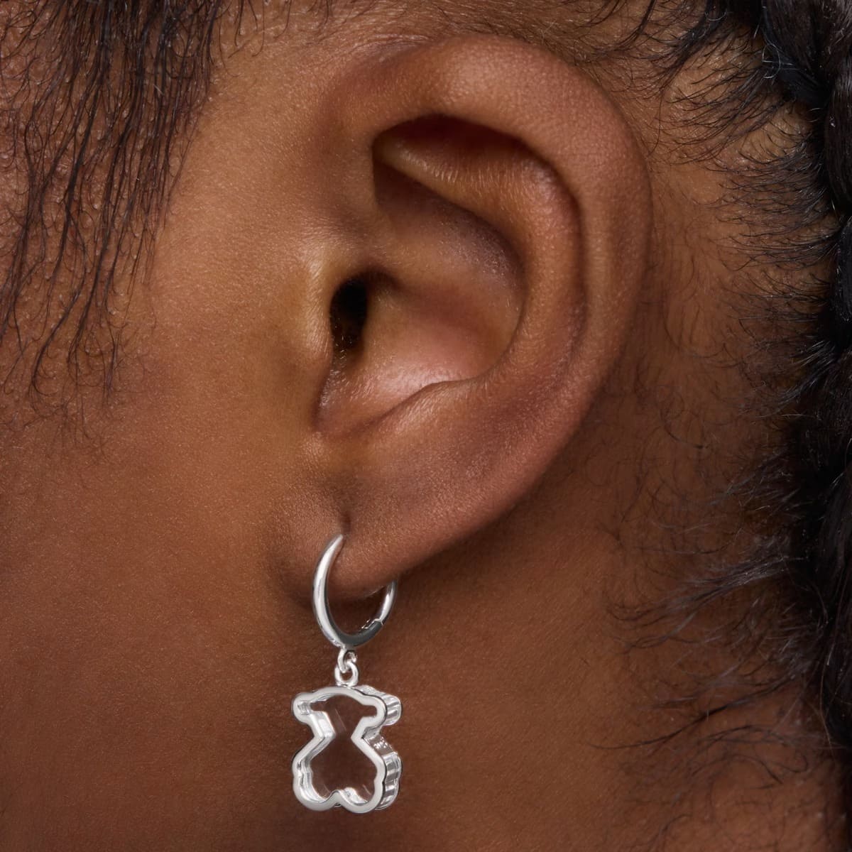 Los pendientes aro de plata y metacrilato blanco Galaxy de Tous