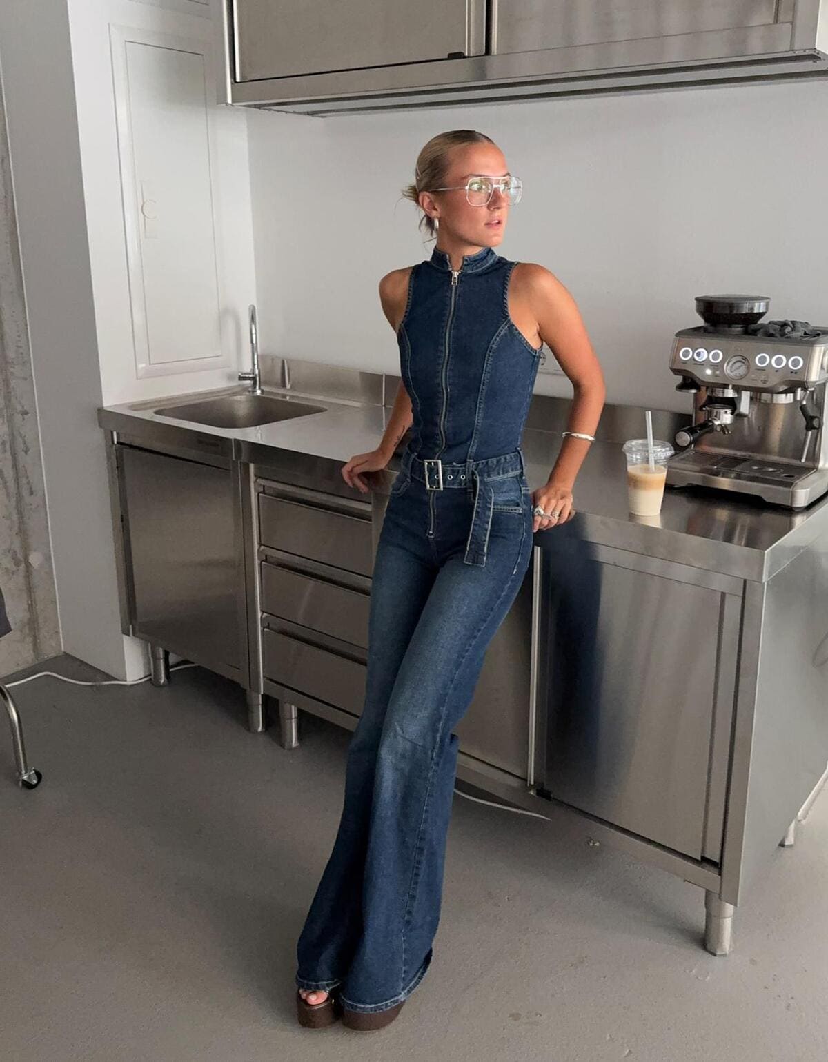 El mono denim flare en color azul de Bershka