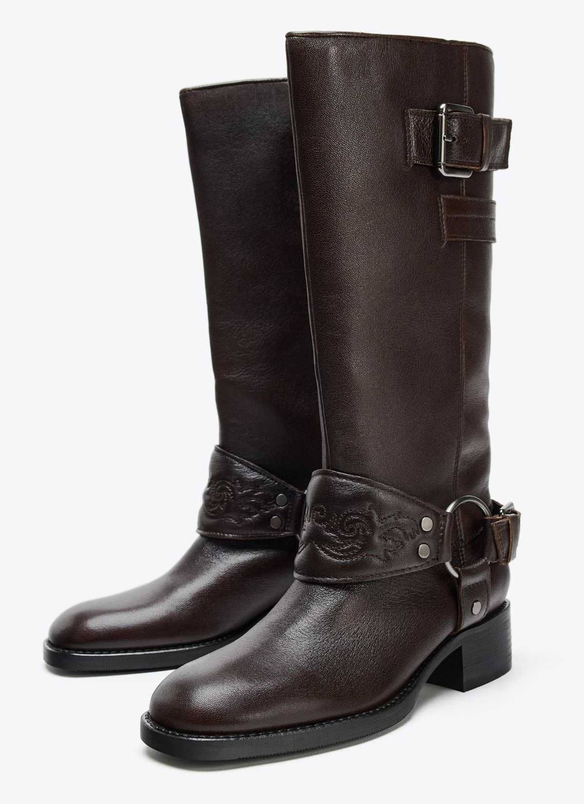 Bota plana bordados piel de Zara
