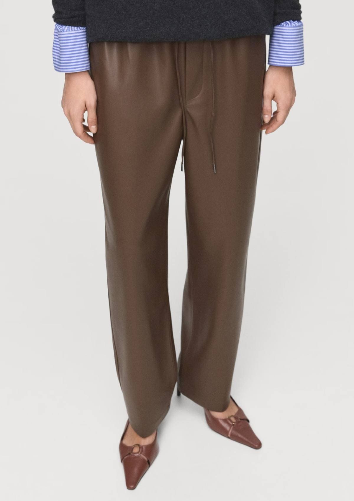 Pantalón cintura elástica efecto piel de Mango