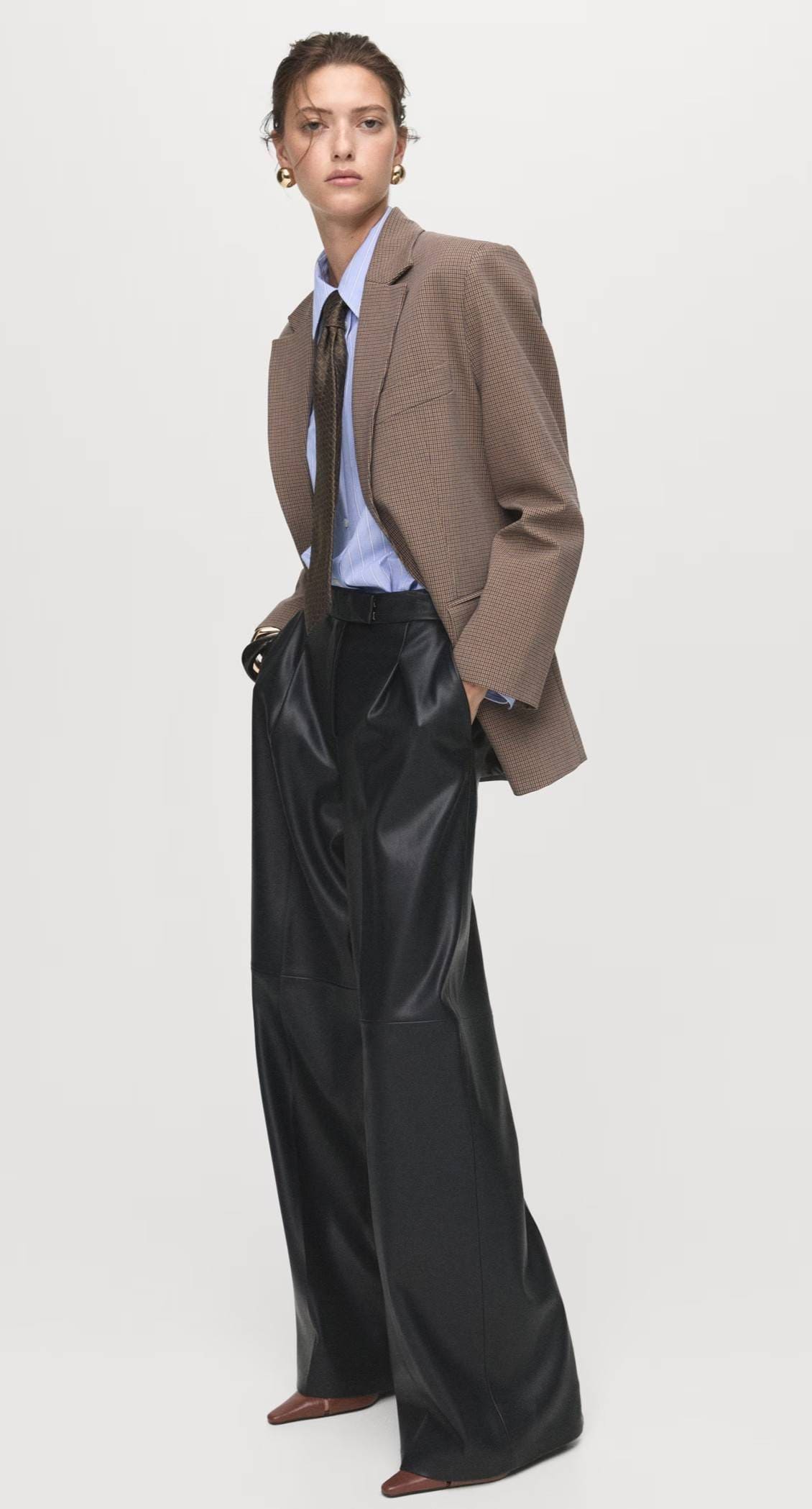 Pantalón wide leg efecto piel de Mango