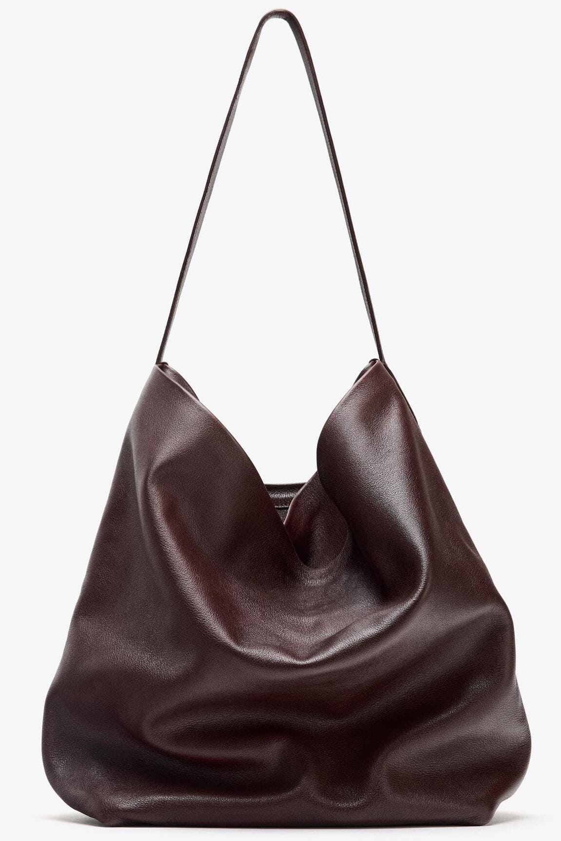 El bolso saca de piel con doble compartimento en color rojo burdeos de Zara