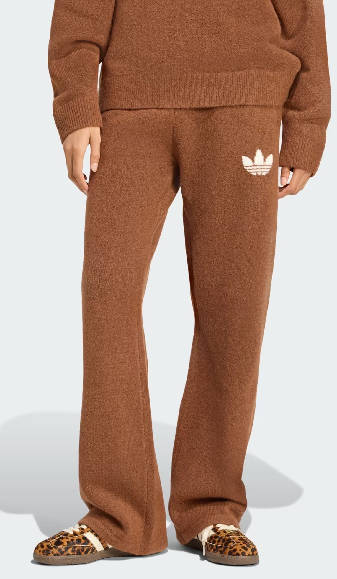 El nuevo pantalón Adidas Originals Athletic Dept Knitted en color marrón