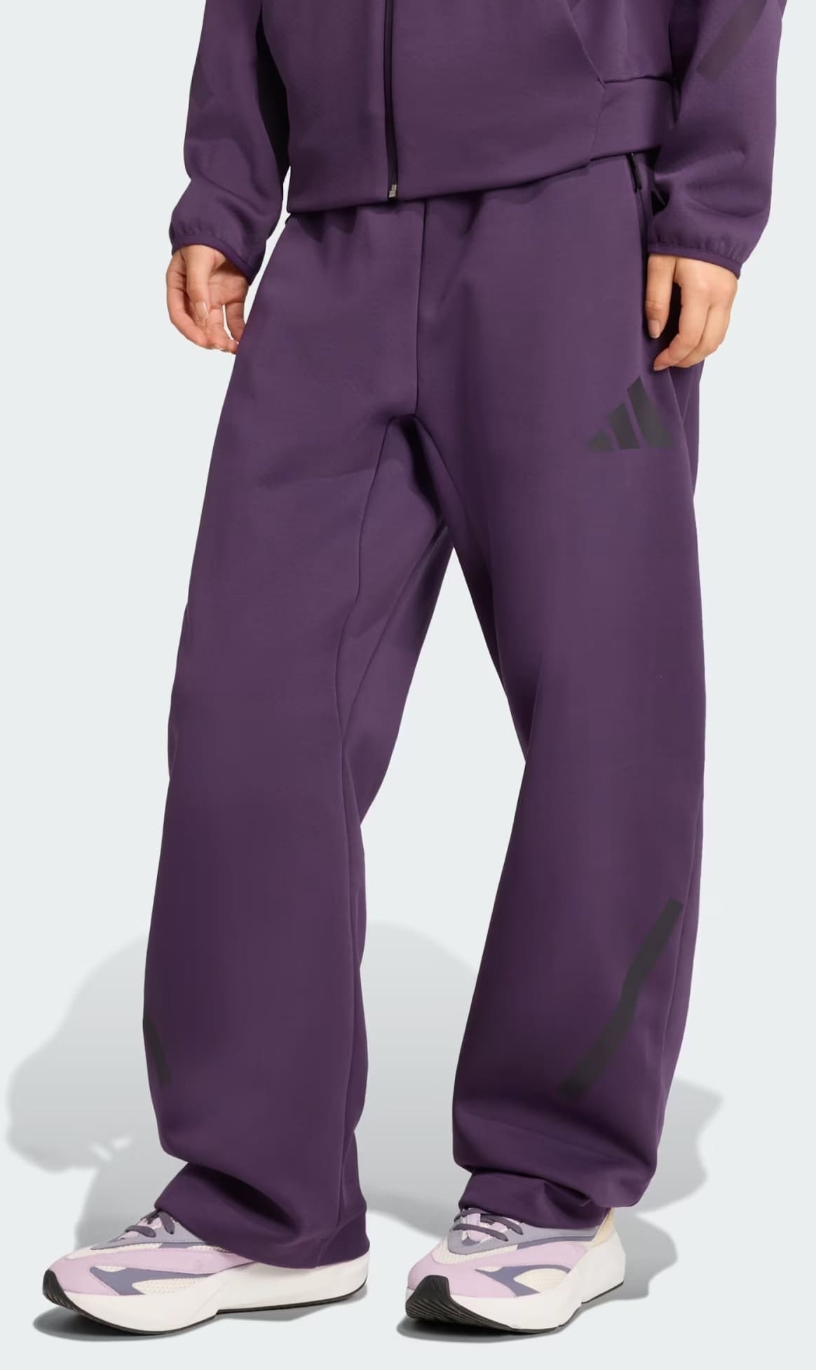 El nuevo pantalón Adidas Z.N.E. Barrel en color morado