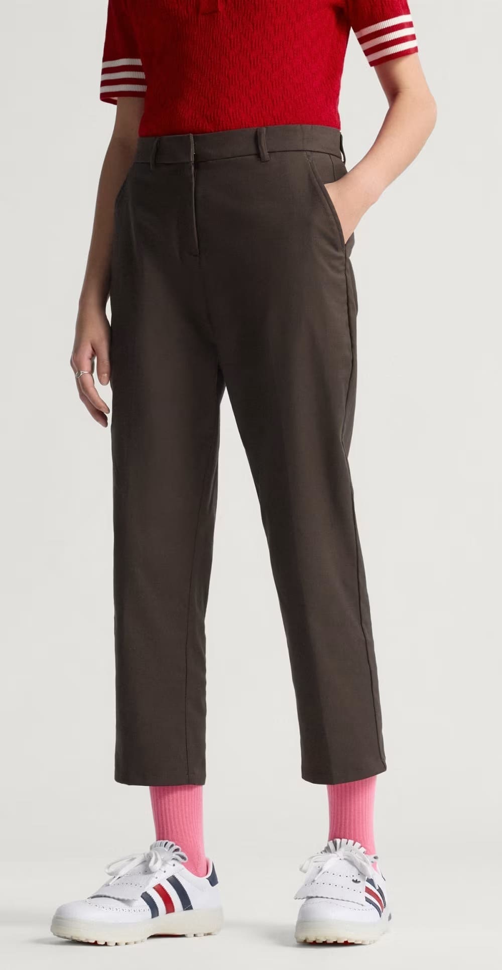 El nuevo pantalón Originals en color marrón oscuro de Adidas