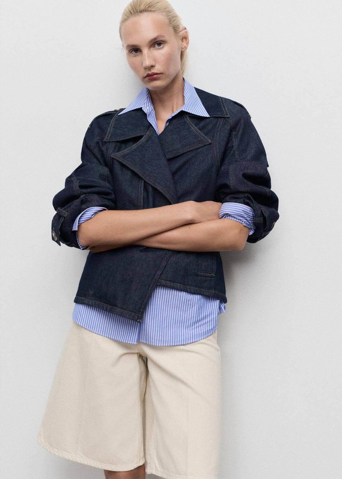 Trench corto estilo vaquero con cinturón