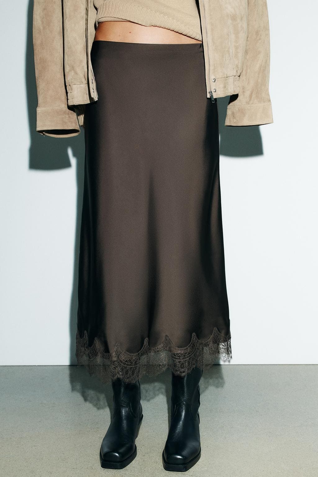 Falda midi satinada con detalle de encaje, Zara