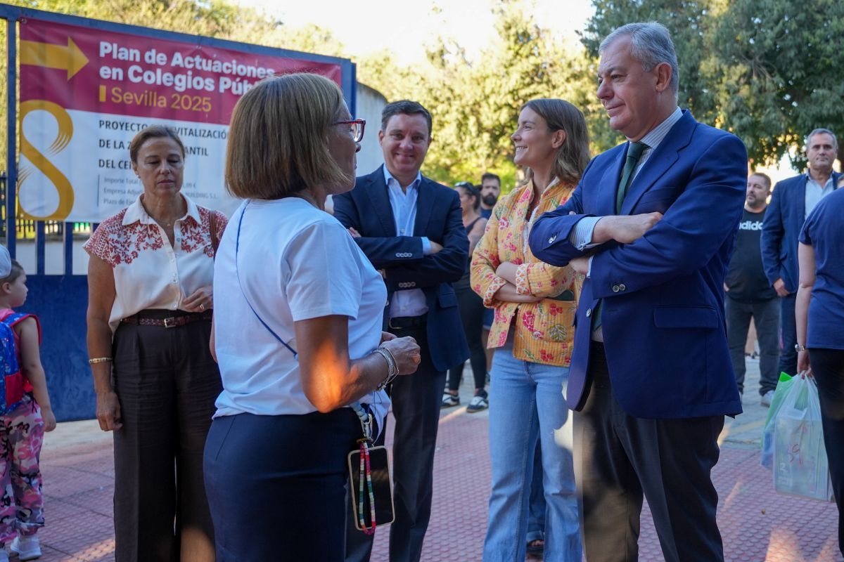 José Luis Sanz durante su visita al CEIP Adriano | Ayuntamiento de Sevilla