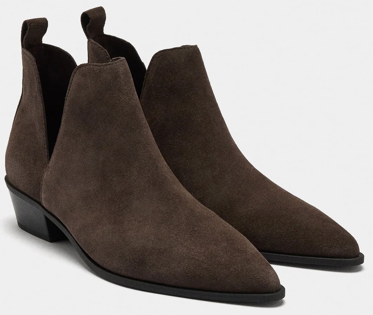 Los nuevos botines cowboy de piel con aberturas en color marrón de Parfois