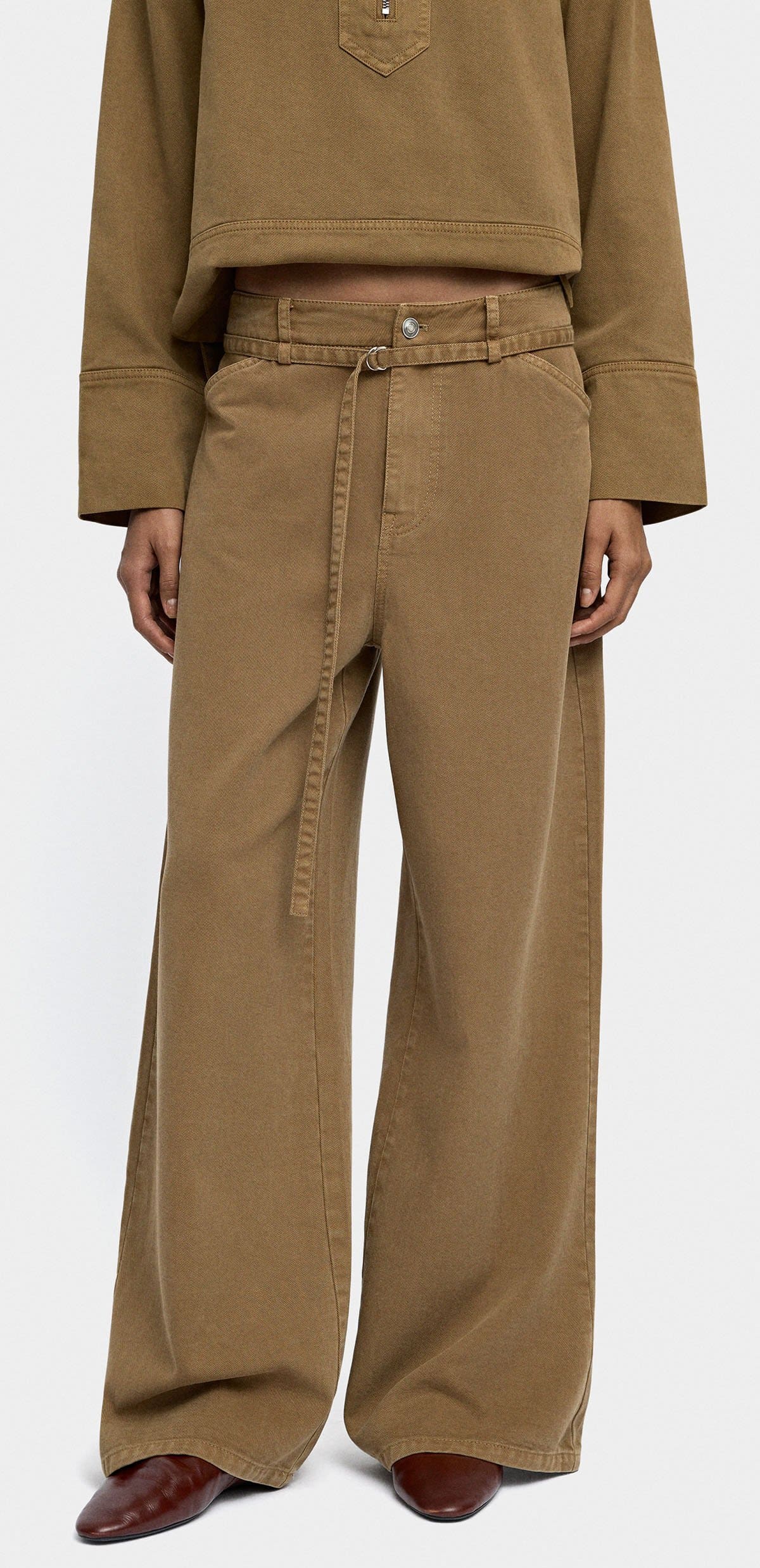 El nuevo pantalón denim recto con cinturón en color marrón de Parfois