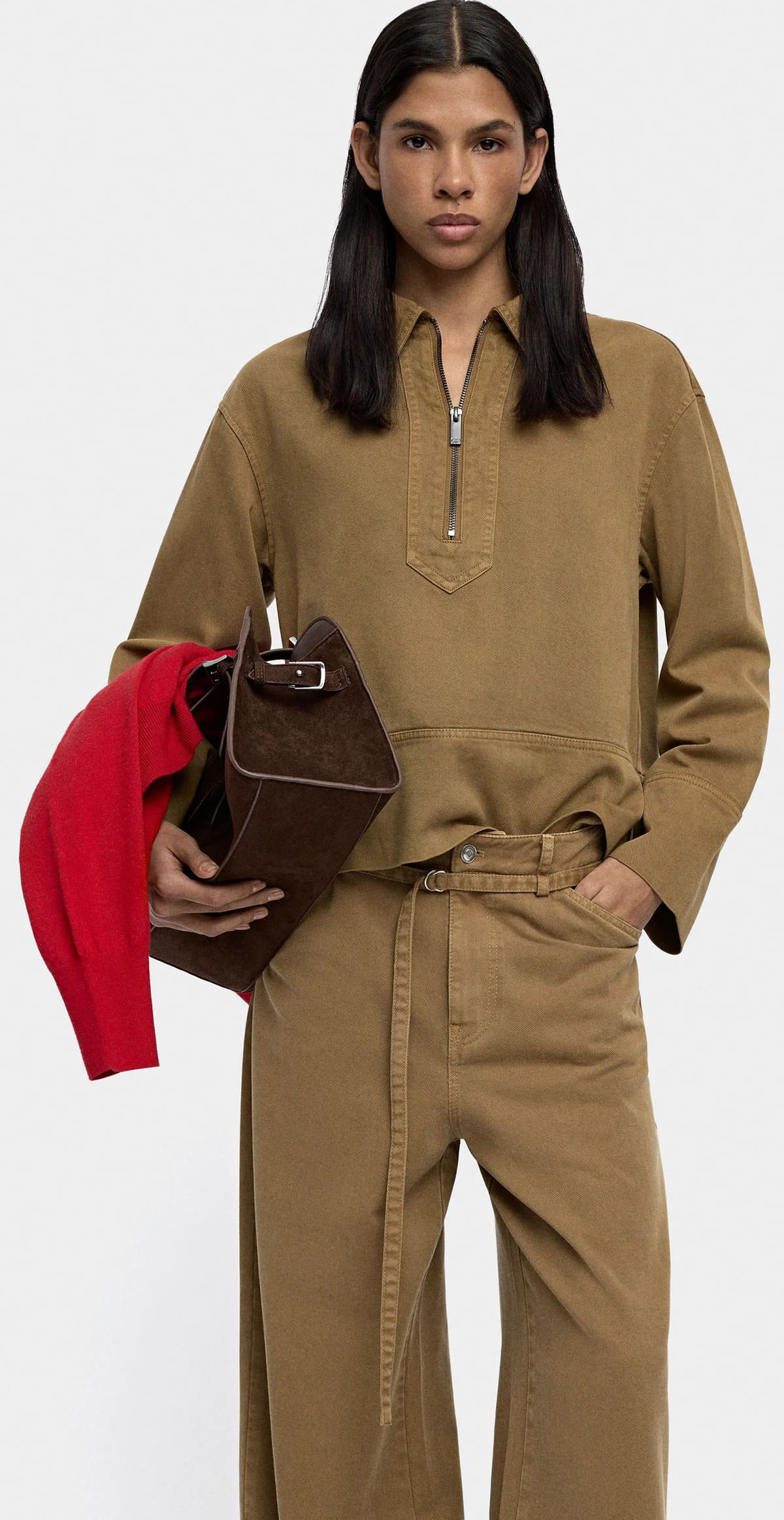 La nueva camiseta denim con cremallera en color marrón de Parfois