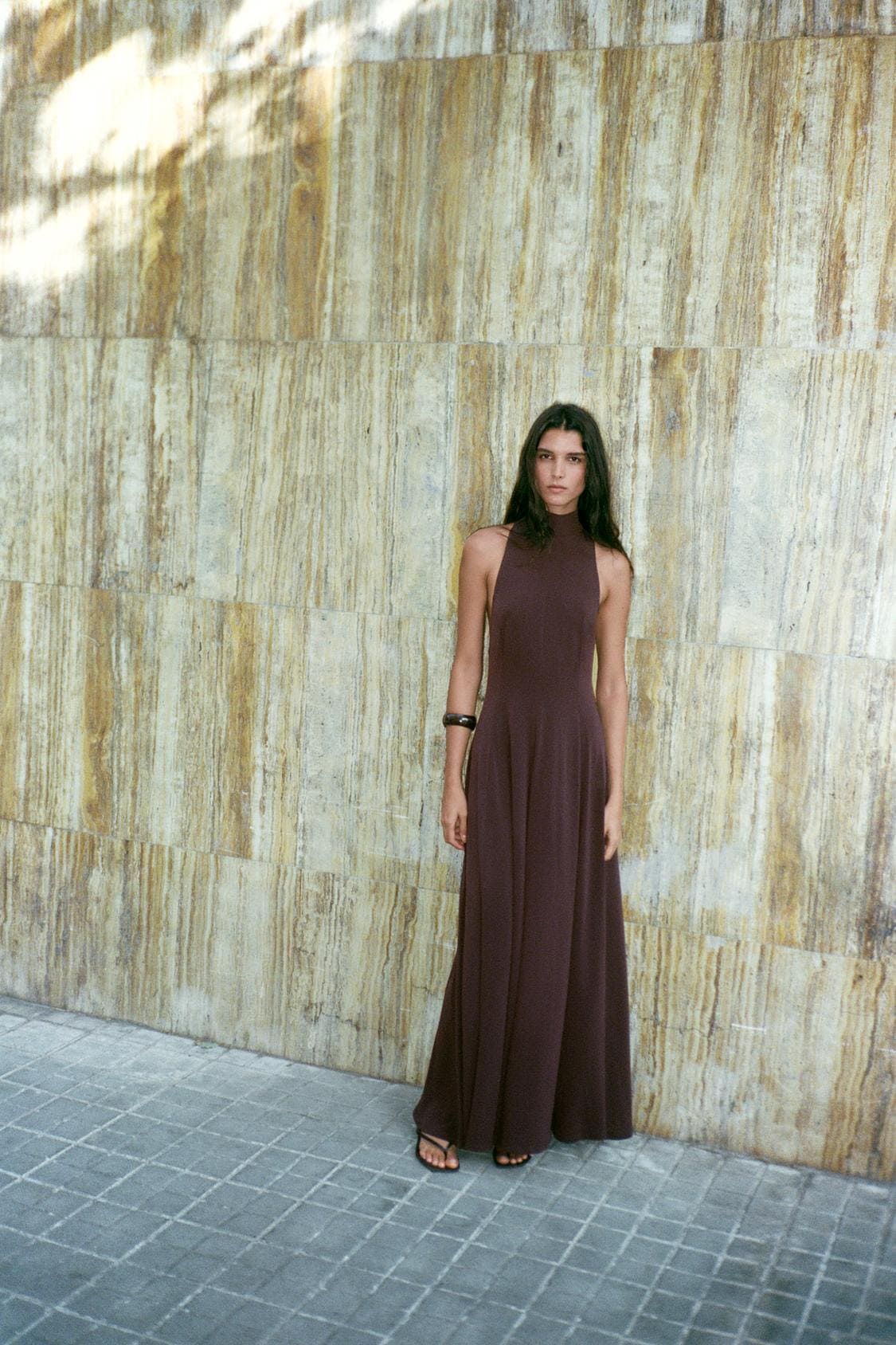 El vestido largo con espalda descubierta en color burdeos de Zara